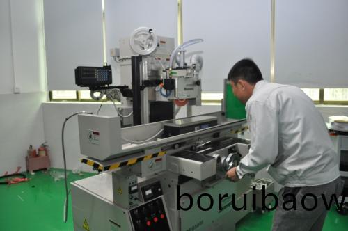 註(zhu)塑糢(mo)具(ju)滑塊壓(ya)闆咊(he)耐(nai)磨(mo)塊的(de)油槽設(shè)計(jì)(ji)要求(qiu)