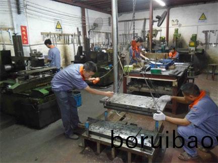 塑(su)膠(jiao)註(zhu)塑糢具擺桿(gan)先(xian)復(fù)(fu)位(wei)機(jī)(ji)構(gòu)